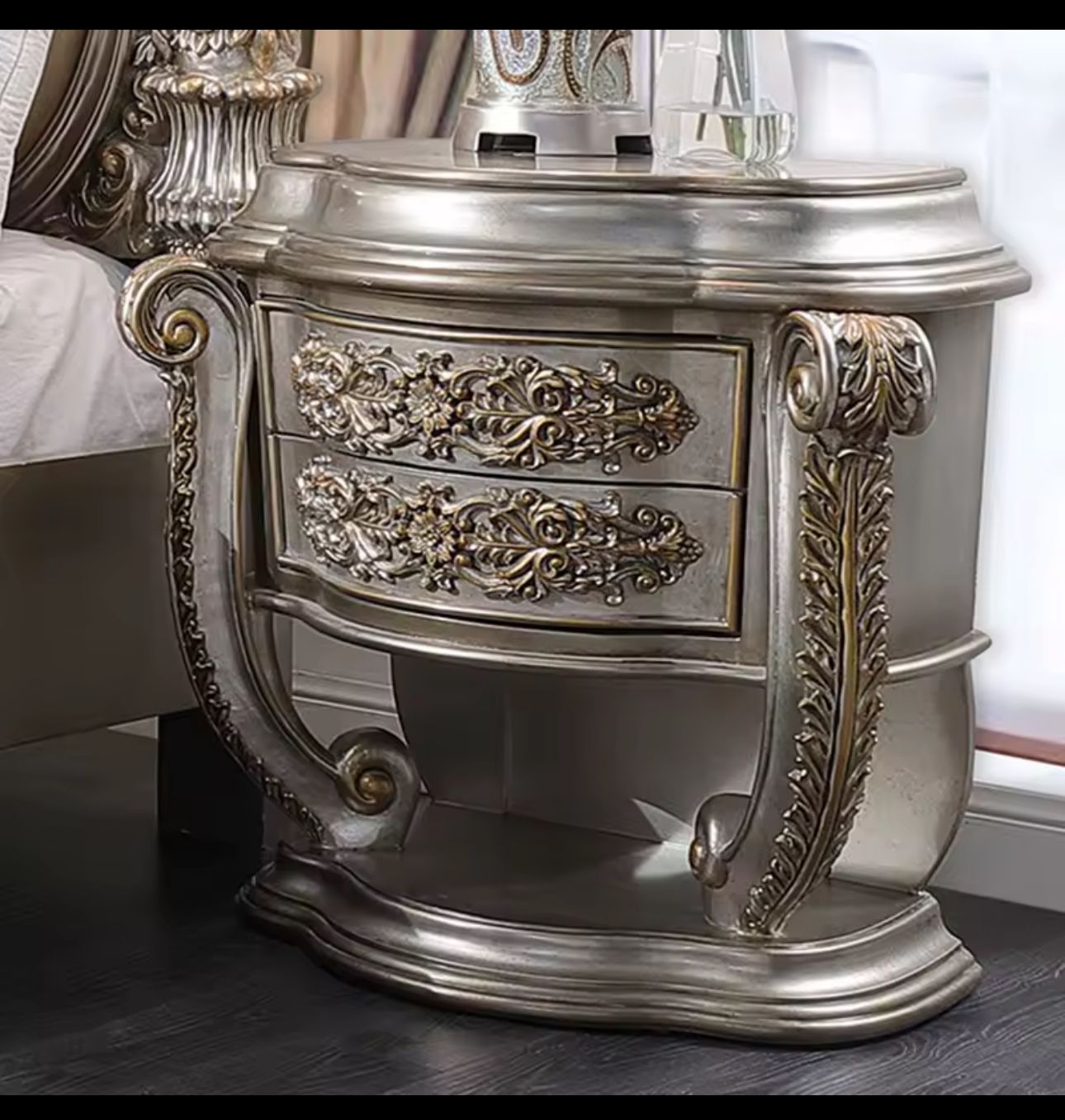 Table de Chevet De Londas – Opulence Palatiale